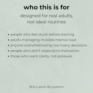 K&ouml;nnte beinhalten: Auf hellgr&uuml;nem Hintergrund steht "who this is for", gefolgt von einer Liste von Personen. Der Text besagt, dass das Produkt f&uuml;r echte Erwachsene und nicht f&uuml;r ideale Routinen konzipiert ist. Die Liste umfasst Personen, die sich festgefahren f&uuml;hlen, mentale Belastungen bew&auml;ltigen und Klarheit suchen.