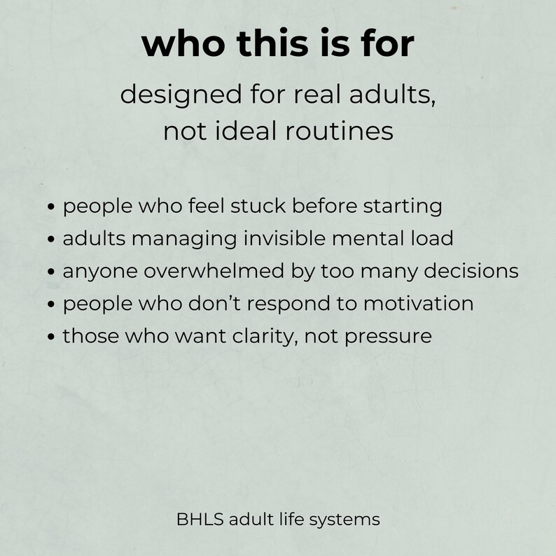 K&ouml;nnte beinhalten: Auf hellgr&uuml;nem Hintergrund steht "who this is for", gefolgt von einer Liste von Personen. Der Text besagt, dass das Produkt f&uuml;r echte Erwachsene und nicht f&uuml;r ideale Routinen konzipiert ist. Die Liste umfasst Personen, die sich festgefahren f&uuml;hlen, mentale Belastungen bew&auml;ltigen und Klarheit suchen.