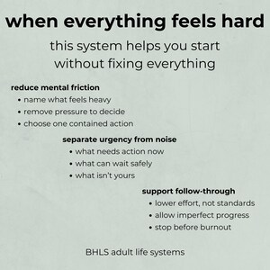 K&ouml;nnte beinhalten: Textbasierte Grafik mit den Worten "when everything feels hard" und "this system helps you start without fixing everything." Die Grafik listet Schritte zur Reduzierung mentaler Reibung, zur Trennung von Dringlichkeit und L&auml;rm und zur Unterst&uuml;tzung der Nachverfolgung auf. Der Text ist schwarz auf hellem Hintergrund.