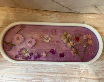 Handmade Floral Resin Tray – Pressed Flower Jewelry Dish, Vanity Decor
