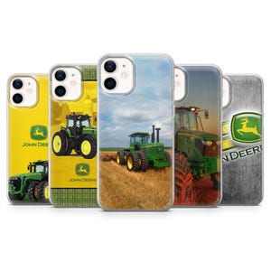 Könnte beinhalten: Satz von fünf Handyhüllen mit verschiedenen Designs von John Deere Traktoren. Die Hüllen sind alle transparent und zeigen die Traktordesigns auf weißem Hintergrund. Die Hüllen sind alle für iPhone.