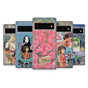 Puede incluir: Una colección de fundas para teléfonos con diseños coloridos inspirados en la película de animación "El viaje de Chihiro". Las fundas muestran varios personajes y escenas, con un prominente diseño floral rosa en una de ellas. Diseñadas para un modelo de teléfono específico.