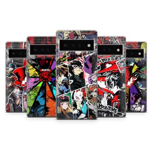 Può includere: Cinque custodie per telefono con un colorato collage di arte di personaggi in stile anime. I design incorporano colori vivaci, composizioni dinamiche ed elementi testuali, creando un'estetica visivamente sorprendente. Ogni custodia presenta una disposizione unica di illustrazioni.