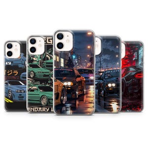 Puede incluir: Un conjunto de fundas para teléfonos con ilustraciones estilizadas de coches deportivos en un entorno urbano nocturno. Los diseños presentan varios modelos de coches con colores vibrantes y texto japonés. La estética general evoca el anime y la cultura del street racing.