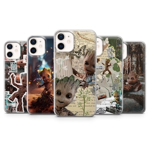Puede incluir: Una colección de cinco fundas para teléfono con el personaje Groot de Guardianes de la Galaxia. Las fundas muestran varios diseños, incluyendo collages con papel vintage, mariposas y escenas de bosque. Las fundas son de un material transparente.