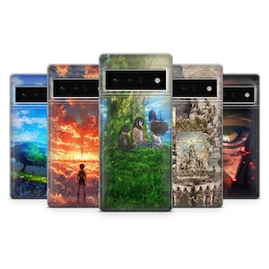 Puede incluir: Un conjunto de fundas para teléfonos con diseños inspirados en el anime. Las fundas presentan obras de arte vibrantes, incluyendo paisajes, personajes e ilustraciones históricas. Cada funda tiene un recorte negro para la cámara y un acabado protector transparente.