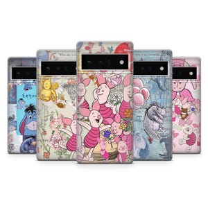 Könnte beinhalten: Fünf Handyhüllen mit Winnie-the-Pooh-Figuren. Jede Hülle hat ein anderes Design, darunter Ferkel, Eeyore und Pu der Bär. Die Hüllen haben eine Vintage-Ästhetik mit floralen und textlichen Elementen.