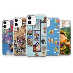 Può includere: Set di cinque custodie per telefono trasparenti con diversi design dal film Up. Le custodie presentano personaggi come Carl Fredricksen, Russell, Dug e Kevin. Le custodie sono tutte trasparenti con uno sfondo bianco e design colorati.