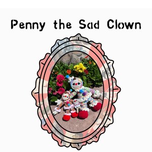 Puede incluir: Un patrón de ganchillo con un diseño de payaso triste, titulado "Penny the Sad Clown". La imagen muestra una foto enmarcada de tres muñecos de payaso coloridos hechos a mano con acentos rojos, blancos y azules. El texto "CROCHET PATTERN" también es visible.