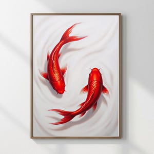 以下が含まれることがあります： 白い渦巻く背景の中で泳ぐ、鮮やかな赤い鯉2匹を描いた額入りのアートワーク。魚はひれと鱗で詳細に描かれており、動きを感じさせます。アートワークは白い壁と木製のフレームのある部屋に展示されています。