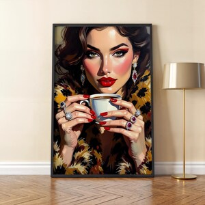 Peut inclure: Impression artistique encadrée d'une femme tenant une tasse de café blanche. Elle porte du rouge à lèvres et du vernis à ongles rouges, ainsi qu'un manteau léopard et des bijoux. L'œuvre est affichée sur un mur.