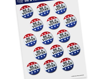 Op de afbeelding: Een vel met 15 ronde stickers in rood, wit en blauw met de tekst "Be a Voter" in zwart. De stickers zijn gerangschikt in drie rijen van vijf. Het vel heeft de tekst "marylikespostcards.com" onderaan en de tekst "© 2018 mary likes postcards" rechtsonder.