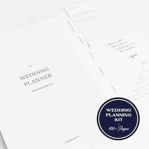 K&ouml;nnte beinhalten: Ein wei&szlig;es Hochzeitsplaner-Set mit dem Text "The Wedding Planner" und "By Keepsake Paper Co." in Schwarz gedruckt. Ein marineblauer Kreis mit dem Text "Wedding Planning Kit" und "100+ Pages" ist ebenfalls sichtbar.