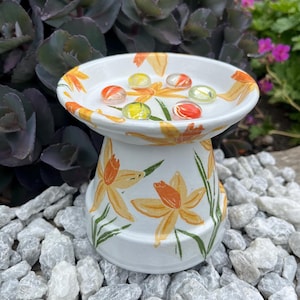 Bee Water Station - Daffodil