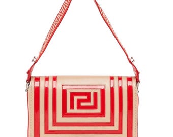 Bolso de hombro Versace de charol rojo/beige: diseño geométrico con solapa