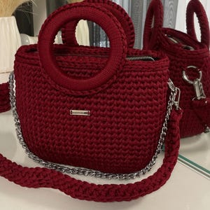Handgefertigte Häkeltasche mit runden Griffen – Burgunderrote Schultertasche mit Reißverschluss