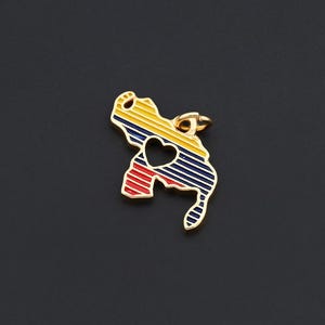 Kaartbedel patriottische vlag met geelblauw rood email en 18K gold filled lijst voor sieradenontwerpen 19 x 15 mm