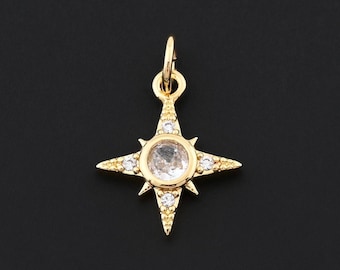 Delicato ciondolo a forma di stella a quattro punte in oro 18 carati con scintillanti zirconi cubici, ideale per collane a tema celeste, dimensioni 12,2x14,4 mm.
