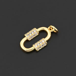 Pingente exclusivo de argola dupla banhado a ouro 18K com cristais brilhantes, perfeito para colares em camadas elegantes. 10x18,5 mm