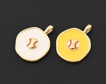 Pode incluir: Dois pingentes com tema de beisebol. Um pingente apresenta um fundo branco com um design de beisebol, e o outro tem um fundo amarelo com um design de beisebol. Ambos pingentes têm uma borda dourada e uma argola para prender a uma corrente.