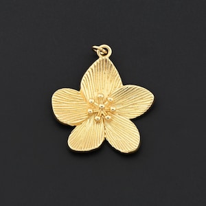 18K guldfyllt blomhänge med detaljerad kronbladsstruktur, unik smyckesberlock för halsband 30x32,5 mm