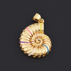 Op de afbeelding: Een goudkleurige hanger in de vorm van een nautilusschelp. De spiraal is geaccentueerd met banden van roze, paars, geel, blauw en wit email. De hanger heeft een lus aan de bovenkant voor een ketting.