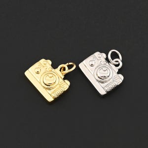 Snyggt minikamerahänge med 18K guldfylld look för fotoälskare och personliga smycken 13 x 12 mm