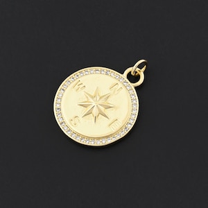 Charm direccional relleno de oro de 18 quilates con patrón de brújula detallado y marco de circonitas brillantes para collares de 19,6 mm.