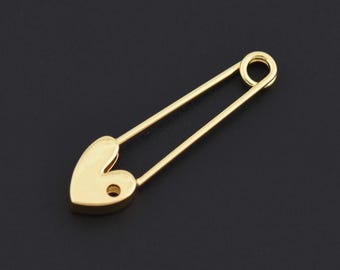 Colgante único de imperdible chapado en oro de 18 quilates con detalle de corazón, ideal para creaciones de joyería hechas a mano. 34,5 x 9,5 mm.