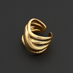 Anillo abierto de banda ancha esculpida con líneas entrelazadas, chapado en oro de 18 quilates para un estilo refinado para uso diario, 23 x 23 mm.