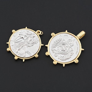 Pingente clássico redondo em formato de moeda com detalhes em ambos os lados, emoldurado em ouro 18K, para joias de inspiração vintage. 34,9 x 35,2 mm
