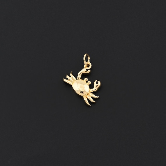 Realistic Gold Crab Charm in 18K Gold Filled with Sculpted Eyes and Dynamic Pose for Summer Beach Accessories 13.7x17mm