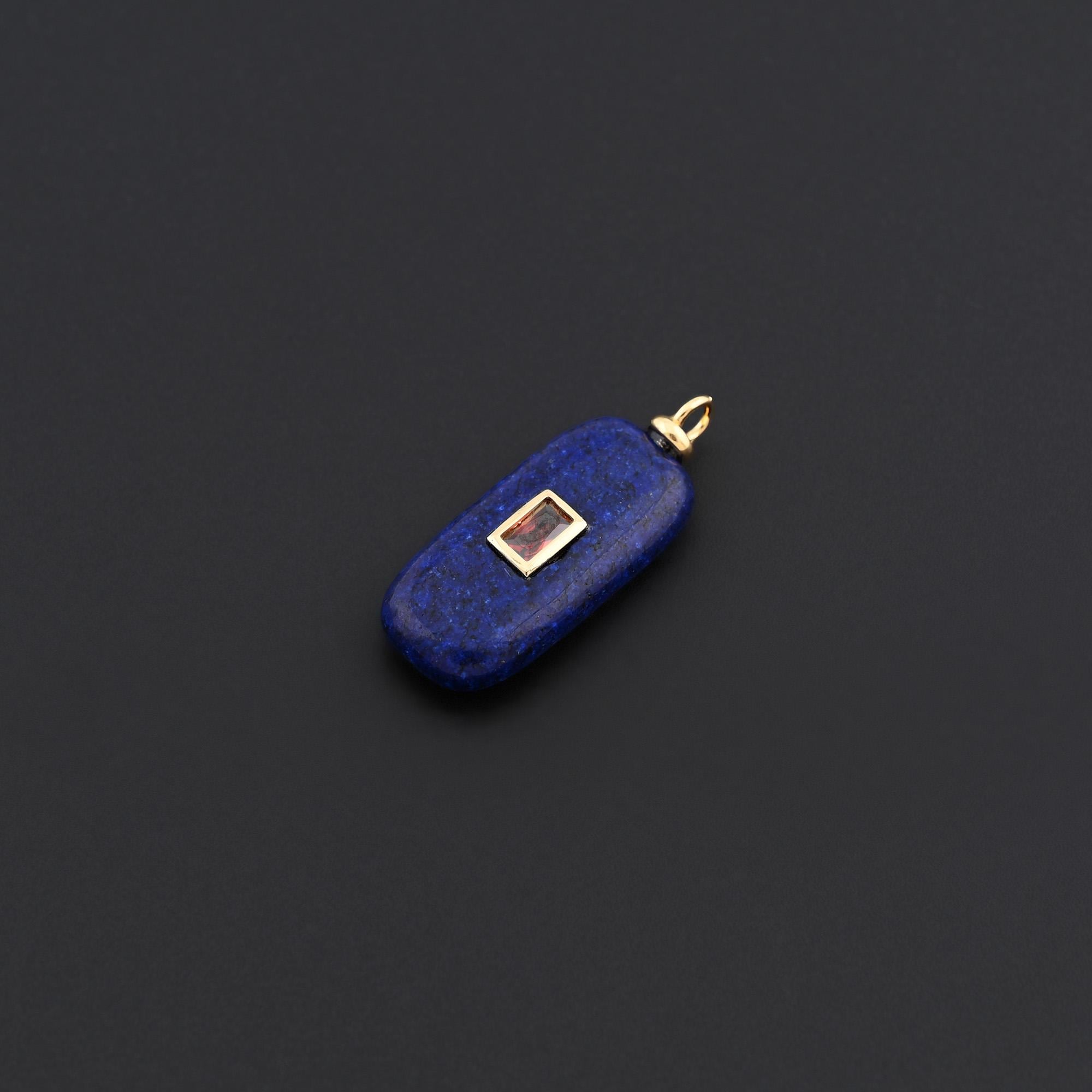 Pendentif Fantaisie Avec Une Pierre Centrale Bleue - Occasion