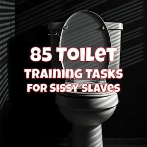 Könnte beinhalten: Graustufenbild einer Toilette mit hochgeklapptem Deckel. Der Text "85 TOILET TRAINING TASKS FOR SISSY SLAVES" ist in roter und weißer Schrift überlagert.