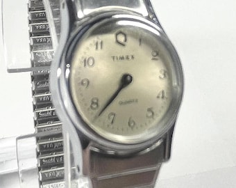 Vintage Timex women's quartz, Cavatina Easy Reader, featuring a silver-tone expansion band. T21902 push button adjust bezel. new battery