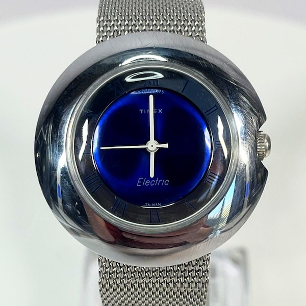 Reloj Timex Electric "UFO" RARO de 34 mm, color azul real. Reloj tipo "platillo" o "OVNI" con caja cromada de gran tamaño y forma abovedada. En estado casi perfecto.