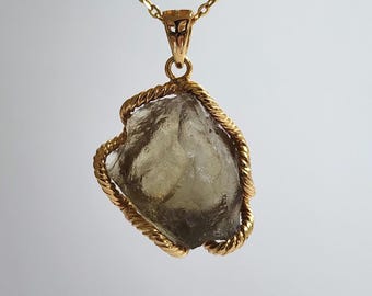 Colgante de cristal natural del desierto libio con collar de plata de ley chapado en oro. Regalo para el Día de la Madre.