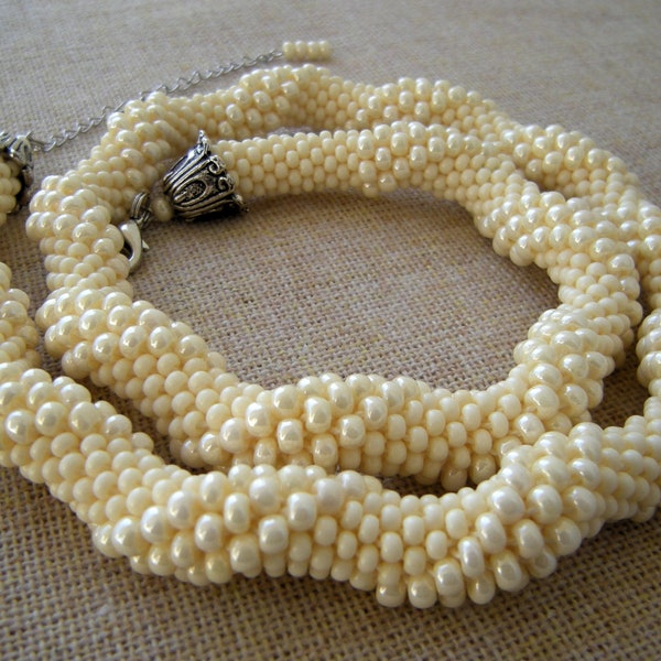 Collier en ivoire perlé au crochet