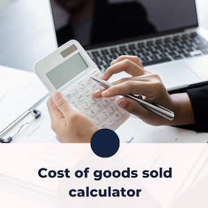 Pode incluir: Uma calculadora branca com uma caneta prateada está sendo usada para calcular custos. O texto "Cost of goods sold calculator" é exibido na parte inferior da imagem. Um laptop e documentos estão ao fundo.