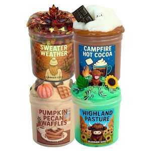 Puede incluir: Cuatro frascos de plástico transparente llenos de slime colorido, cada uno con un tema único. Los temas incluyen "Sweater Weather", "Campfire Hot Cocoa", "Pumpkin Pecan Waffles" y "Highland Pasture". Cada frasco tiene una tapa decorativa y gráficos temáticos.