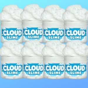 Puede incluir: Ocho frascos de plástico transparente llenos de slime blanco texturizado, dispuestos en dos filas de cuatro. Cada frasco tiene una etiqueta azul con nubes blancas y el texto CLOUD SLIME en letras blancas en negrita. El slime sobresale del borde.