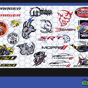Pode incluir: Uma coleção de gráficos com tema automotivo, incluindo logotipos e emblemas. Os designs apresentam textos como "CHARGER", "SUPER BEE", "SRT" e "MOPAR". A paleta de cores inclui vermelho, preto, amarelo e cinza, com um fundo em favo de mel.