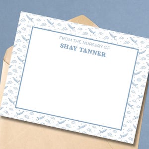 Carte de correspondance bleu avion pour chambre d'enfant – Modèle canva modifiable | Papeterie imprimable pour bébé, cadeau nouveau-né, carte de la chambre de bébé