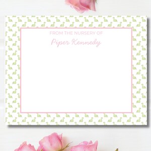 Tarjeta de notas para guardería con dinosaurio rosa y verde: plantilla editable de Canva / Papelería imprimible para bebé, regalo para mamá primeriza, tarjeta de agradecimiento para baby shower