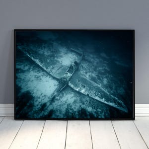 Underwater Plane Wreck Wall Art – Moody Digital Photography Print, Sunken Aircraft Printable, Ocean Depths Decor, Dark Nautical Poster