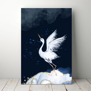 Decorazione murale stampabile con gru bianca, poster digitale con uccelli acquerellati, decorazione con cielo tempestoso in stile giapponese, download di natura zen per interni moderni
