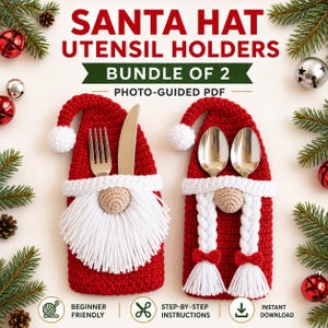 Könnte beinhalten: Ein Set aus zwei gehäkelten Besteckhaltern in Form von Weihnachtsmannmützen aus rotem Garn mit weißen Bommeln und weißen Bärten oder Zöpfen. Der Text lautet SANTA HAT UTENSIL HOLDERS BUNDLE OF 2 PHOTO-GUIDED PDF. Enthält Gabel, Messer und zwei Löffel.