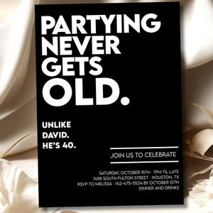 Op de afbeelding: Zwarte uitnodigingskaart met witte tekst. De tekst luidt: "Partying Never Gets Old. Unlike David. He's 40." Extra tekst nodigt gasten uit om te vieren, met datum, tijd, locatie en RSVP-informatie.