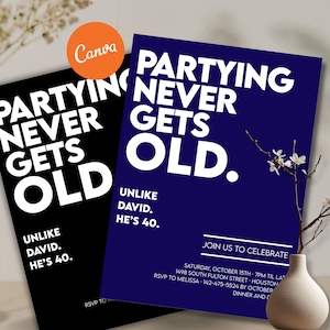 Op de afbeelding: Twee verjaardagsfeestuitnodigingen. Eén is zwart met witte tekst die luidt: "Partying Never Gets Old. Unlike David. He's 40." De andere is blauw met dezelfde tekst. De uitnodigingen bevatten evenementdetails.