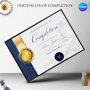 Może przedstawiać: Oprawiony certyfikat ukończenia z napisem "Certificate of Completion" i nazwiskiem "Alison Jackson". Certyfikat posiada złotą pieczęć oraz niebiesko-złoty wzór wstążki. Widoczny jest również tekst "Course Name Here".